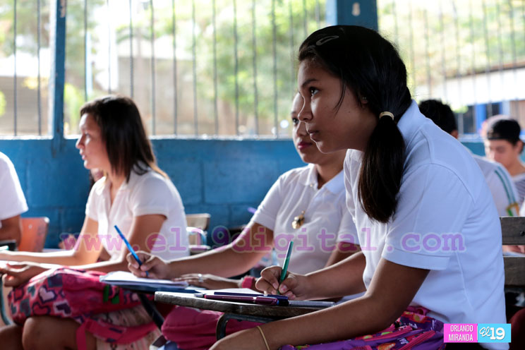Reyna, una joven madre que encontr&oacute; una oportunidad para salir adelante con la secundaria a distancia